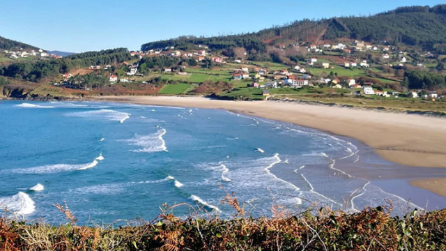 DOMINA O ATLÁNTICO SOBRE UNHA TÁBOA DE SURF
