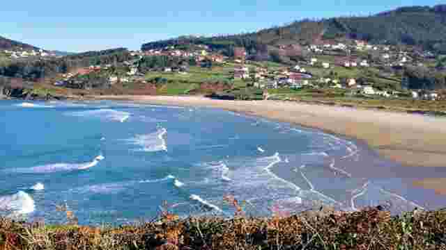DOMINA O ATLÁNTICO SOBRE UNHA TÁBOA DE SURF